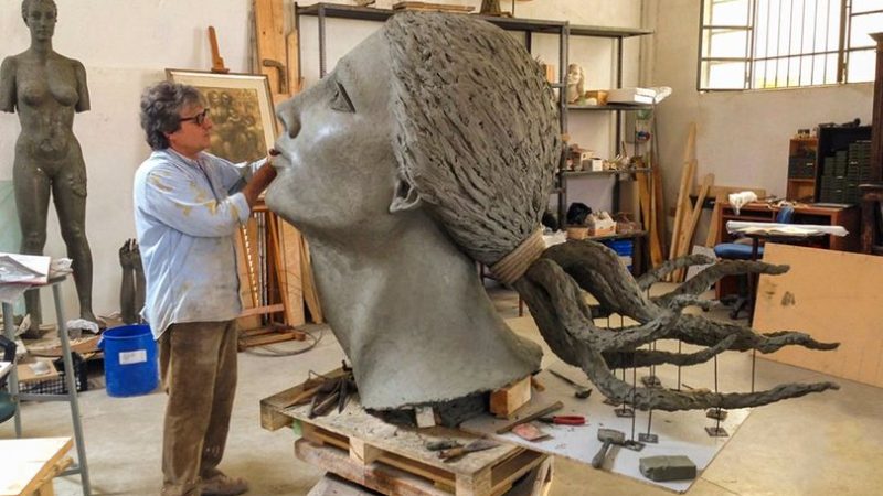 Giacinto Bosco, chi è l’artista protagonista delle sculture bronzee da oggi in mostra sul lungolago di Iseo?