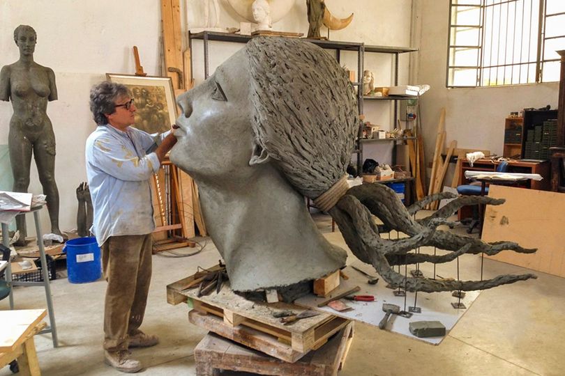 Giacinto Bosco, chi è l’artista protagonista delle sculture bronzee da oggi in mostra sul lungolago di Iseo?