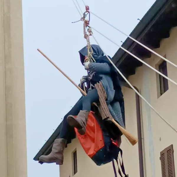 Coccaglio – “Epifania” speciale, con la “befana” Serena scesa dal campanile per distribuire dolcetti ai bambini